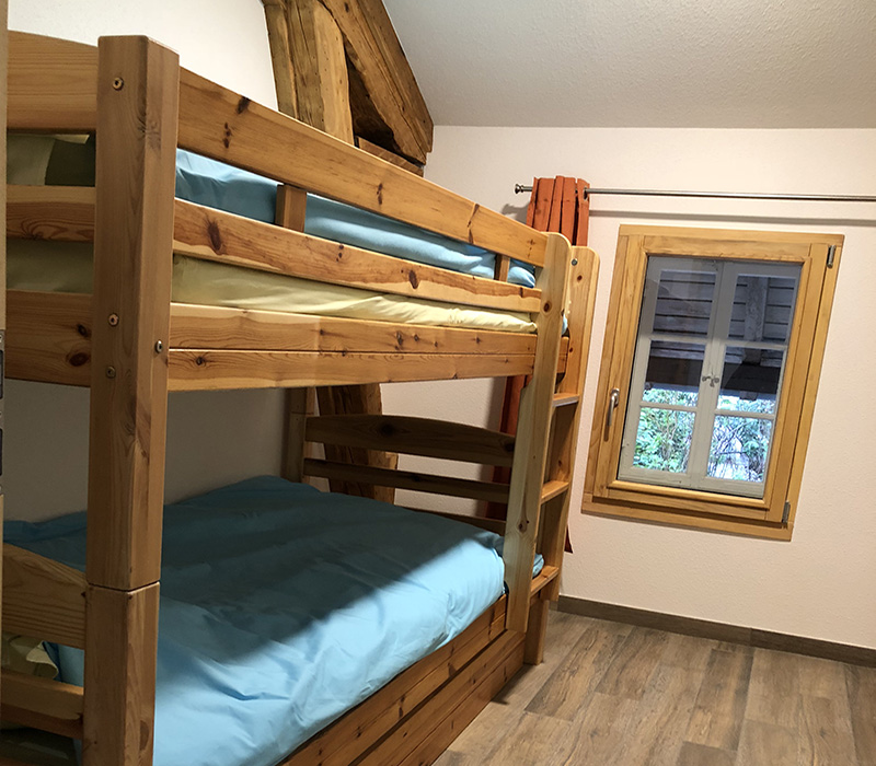 Chambre junior avec lits superposés au gîte du Parc de Wesserling