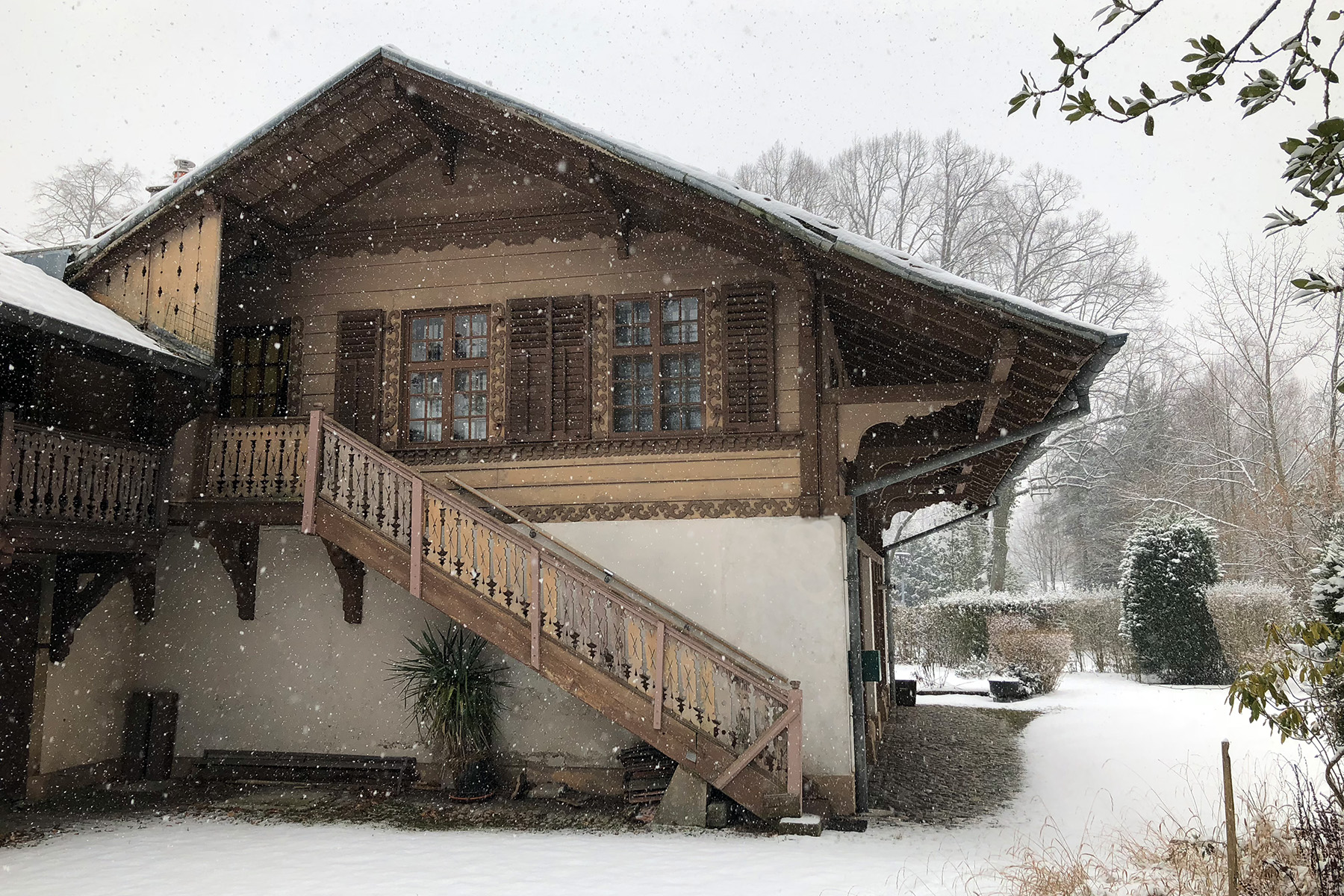 La Datcha sous la neige en hiver au Parc de Wesserling