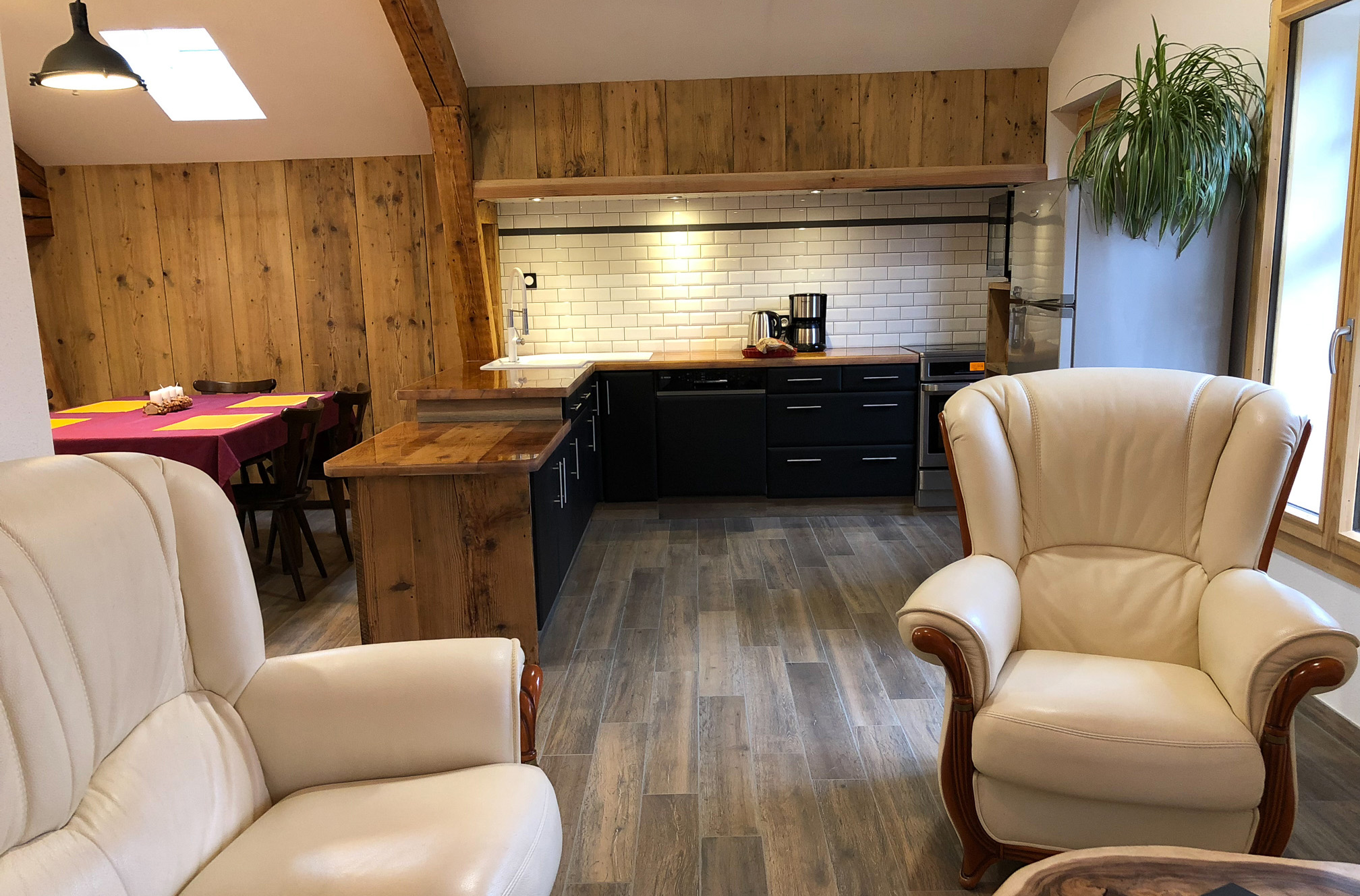 Salon et cuisine ouverte de la Datcha du Parc au Parc de Wesserling