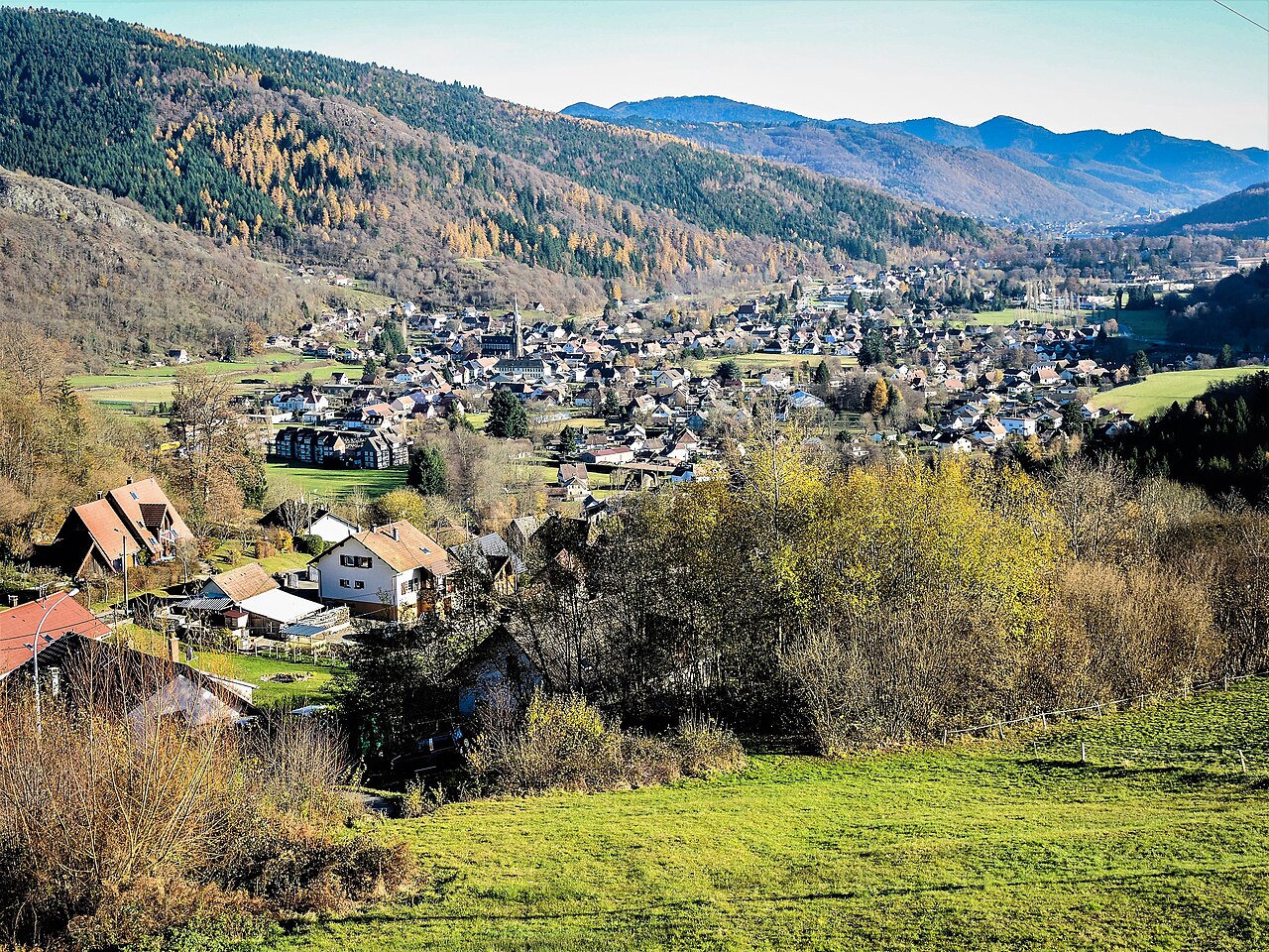 Chaumes vosgiennes et paysage panoramique autour du Treh